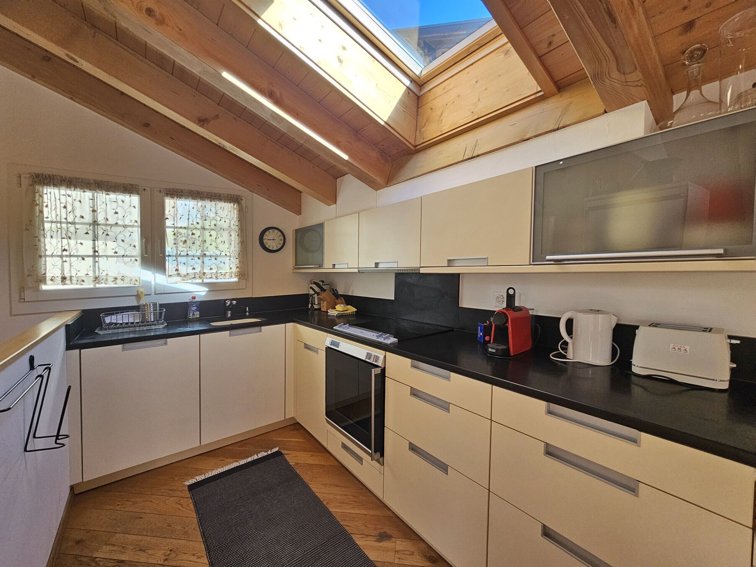 Fridge, oven, dishwasher, coffee/tea maker