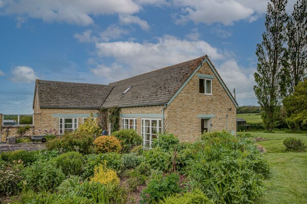 Exterior - Spring Hill Cottage | Oxfordshire Holiday Let | 2 Beds & Sleeps 4 (Begbroke)