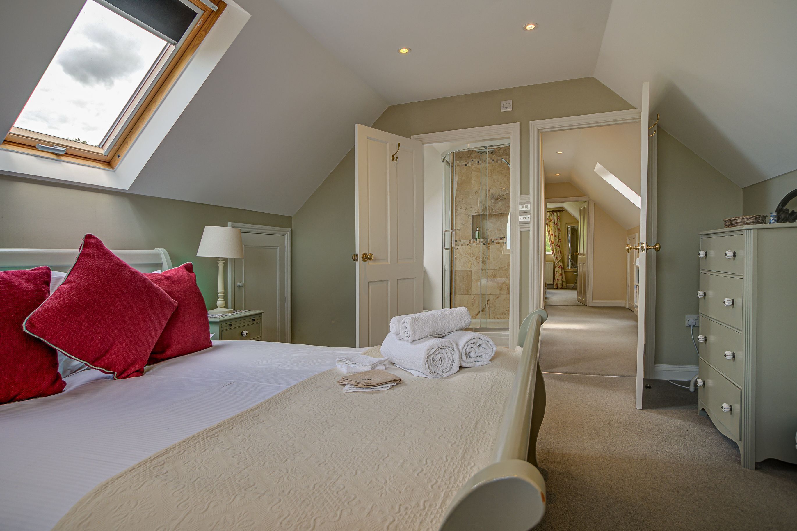 2 bedrooms, desk, iron/ironing board, WiFi