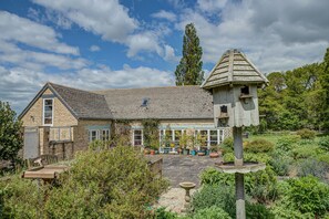 Exterior - Spring Hill Cottage | Oxfordshire Holiday Let | 2 Beds & Sleeps 4 (Begbroke)