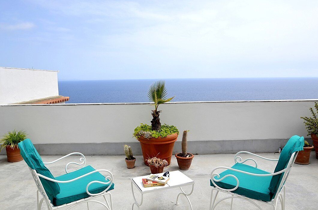 Casa Eralda: A bright and sunny apartment which faces the sun and the sea, with Free WI-FI.