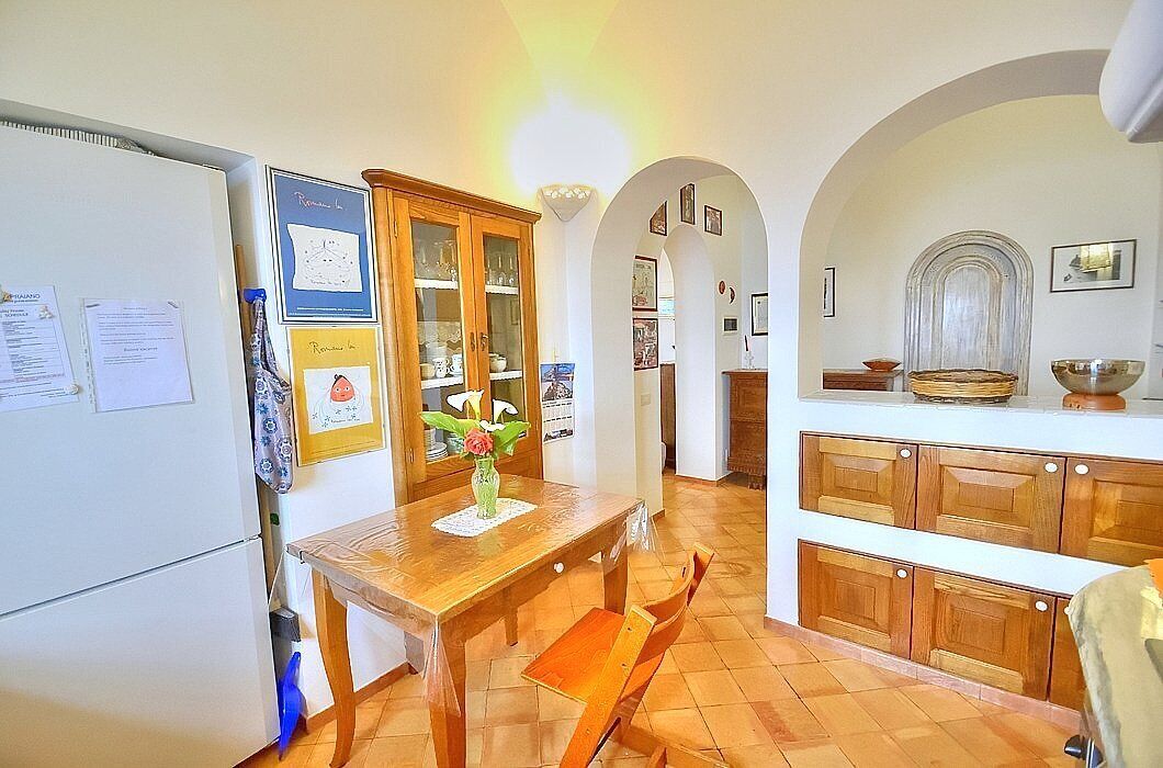 Casa Eralda: A bright and sunny apartment which faces the sun and the sea, with Free WI-FI.