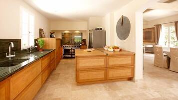 JÀÀkaappi, mikroaaltouuni, uuni, liesi