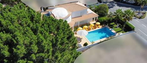 Una piscina al aire libre