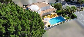 Romslig villa med basseng, 5 minutters gange til stranden, gratis WiFi!