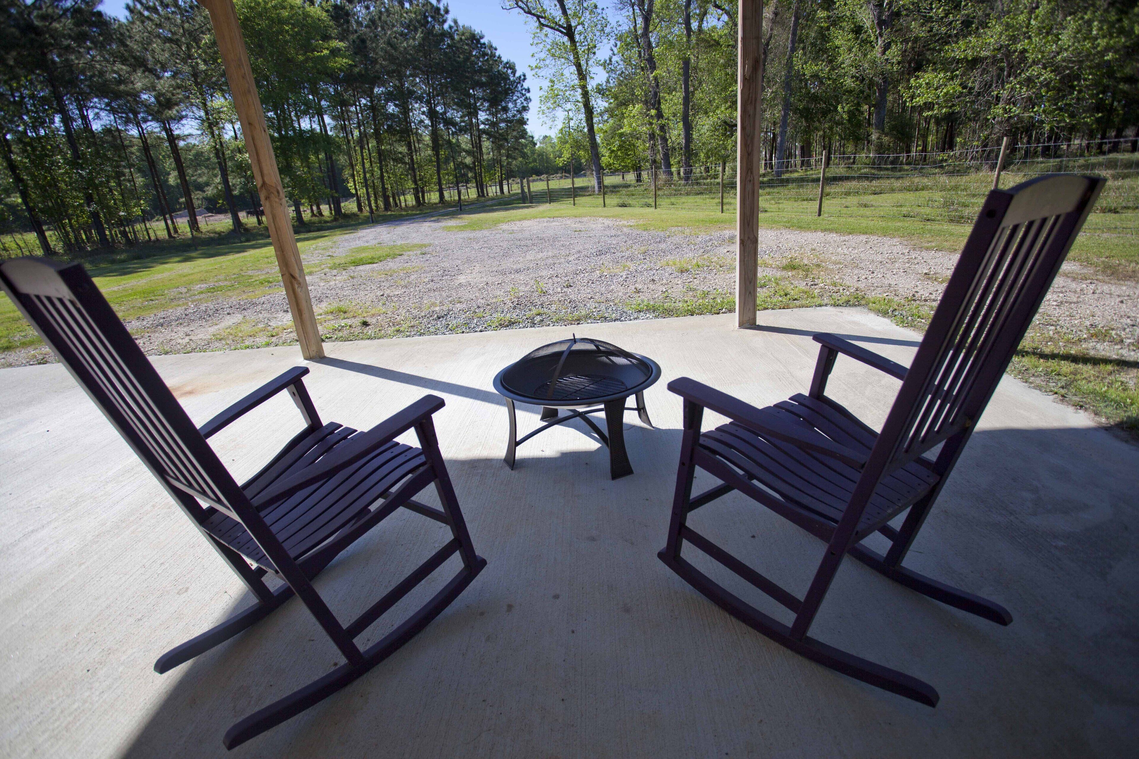 Broken Wire Ranch...No worries! Peaceful, private and safe country experience!