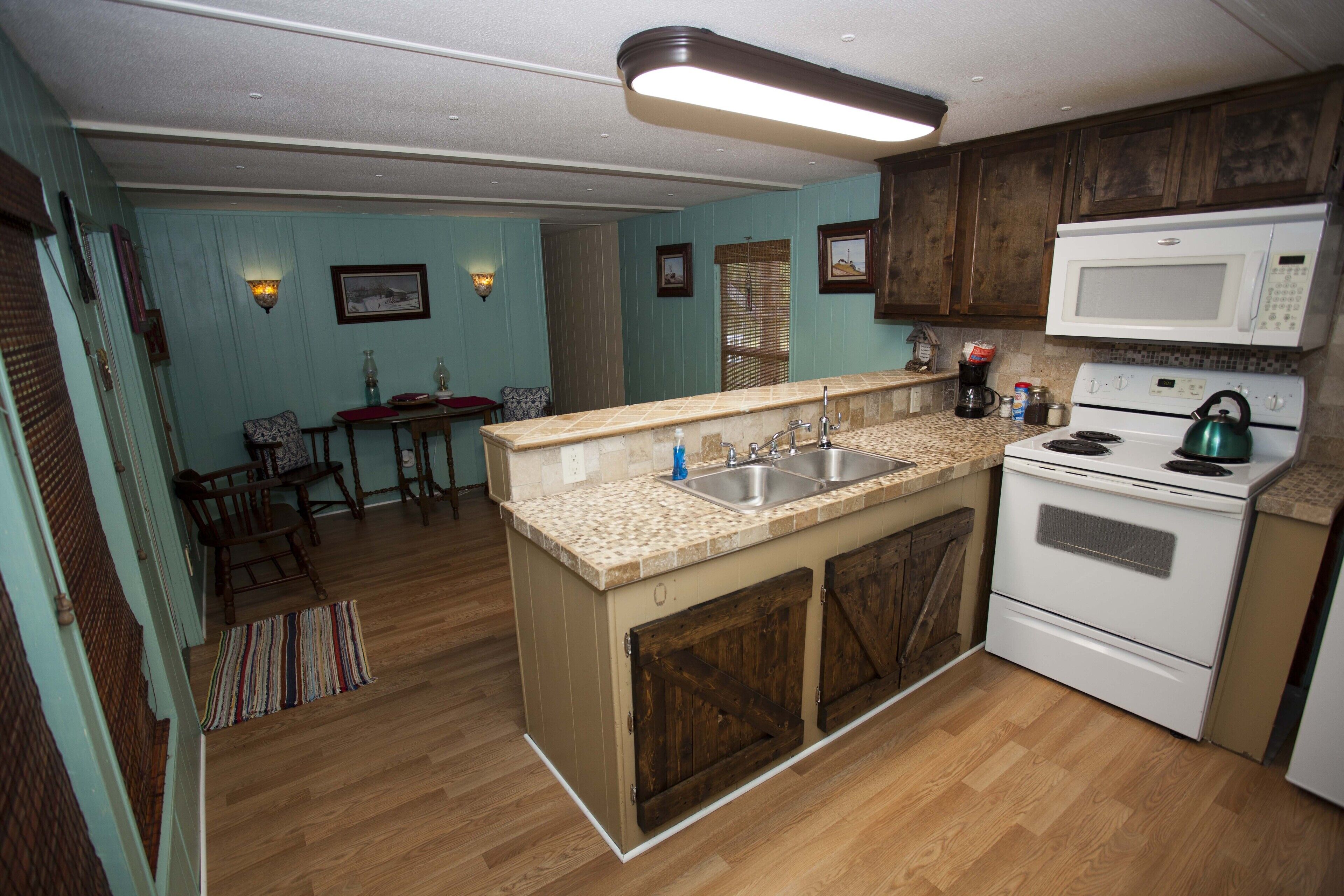 Broken Wire Ranch...No worries! Peaceful, private and safe country experience!