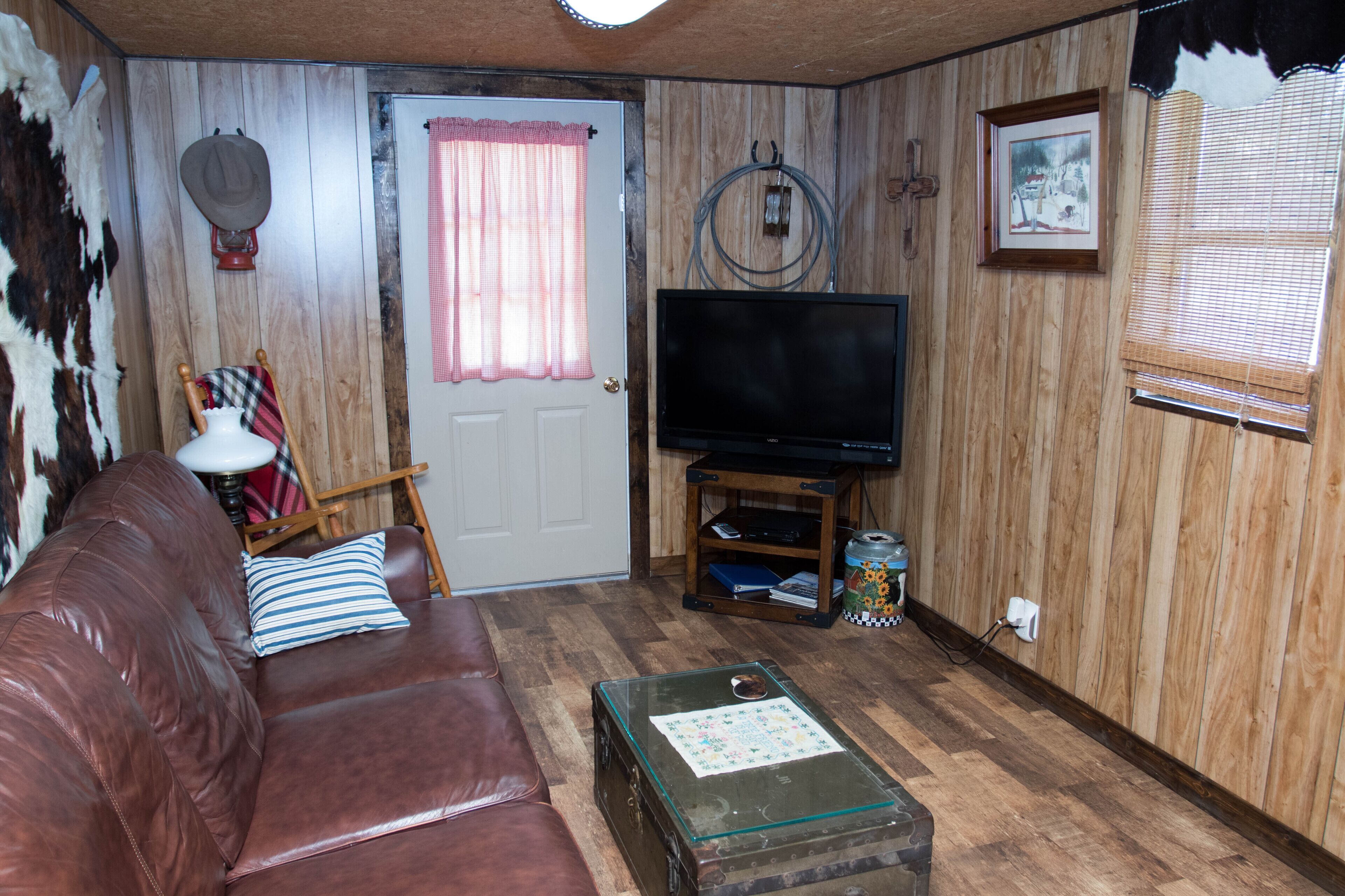 Broken Wire Ranch...No worries! Peaceful, private and safe country experience!