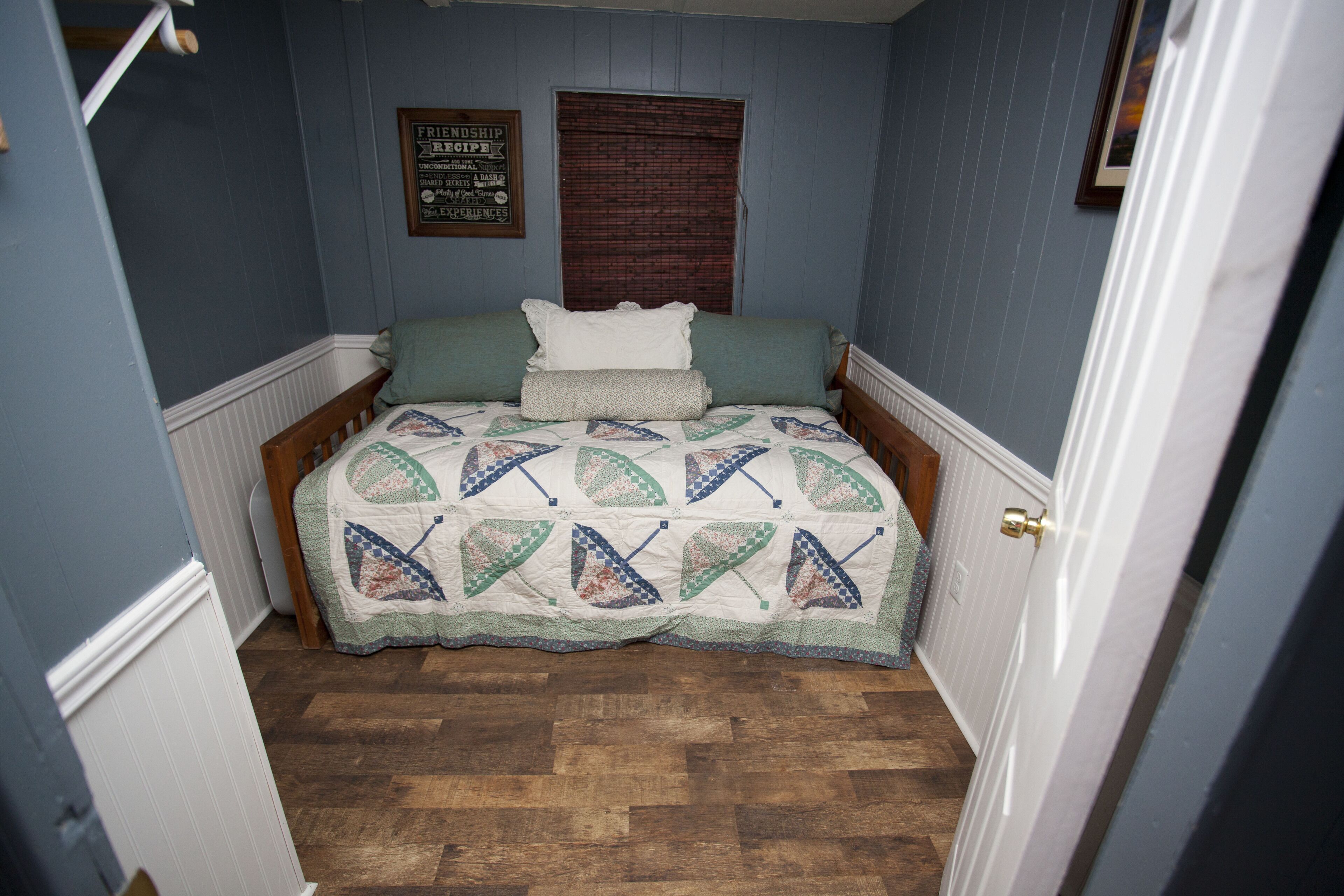 Broken Wire Ranch...No worries! Peaceful, private and safe country experience!