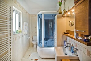 Comfort-huvila | Kylpyhuone | Suihku, ilmaiset hygieniatuotteet, hiustenkuivaaja, pyyhkeet