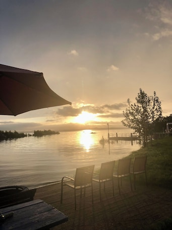 Property grounds. Texas Lake cabin , private hot tub , outdoor kitchen . Pool & kayaks shared .