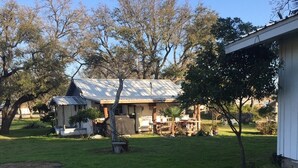 Una propiedad residencial con una casa independiente, un garaje y un cobertizo pequeño.