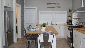 Kylskåp, mikrovågsugn, ugn och spishäll