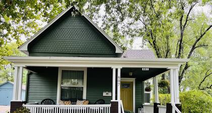 Rentouttava 3 makuuhuoneen koti w / keittiö ja WiFi; kävelyetäisyydellä restauraunts