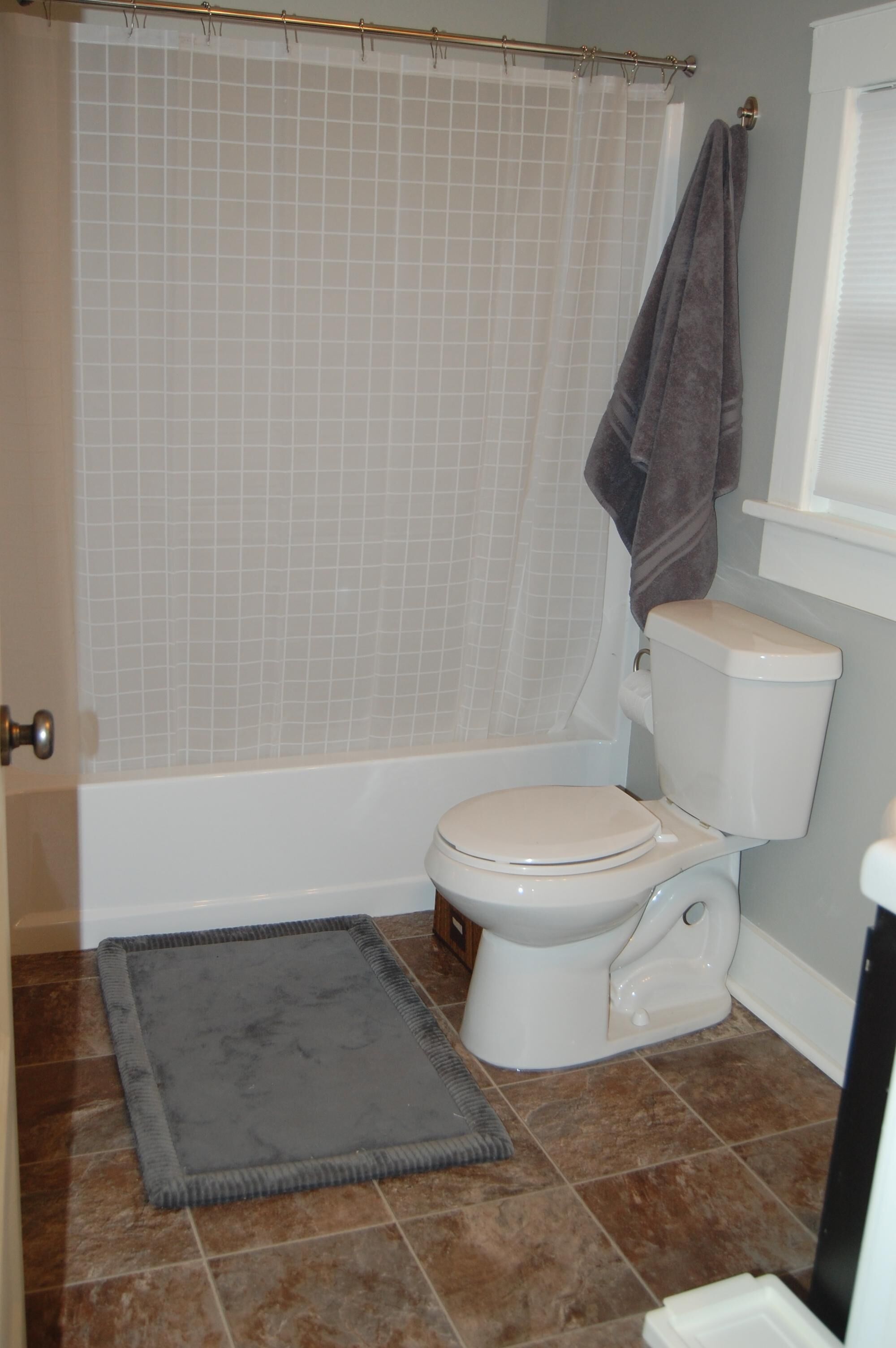 Relaxing 3 bedroom home w/ full kitchen & WiFi; walking distance to restauraunts