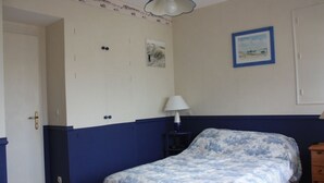 2 bedrooms, iron/ironing board, WiFi (free)