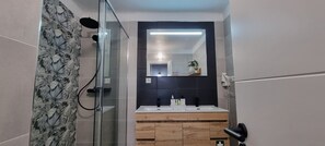 Chuveiro/banheira combinados, secador de cabelo, bidê, toalhas de banho