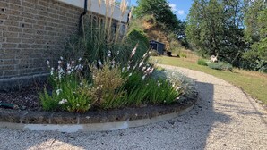 A gravel path leading to a building with a brick wall and a metal railing. - Idyllic Villa, with Infinity Pool, 4 air conditioned bedrooms  & stunning views. (Torino di Sangro)