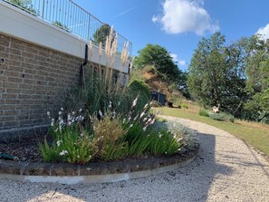 Property grounds - Idyllic Villa, with Infinity Pool, 4 air conditioned bedrooms & stunning views. (Torino di Sangro)