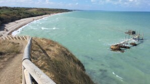 A coastal landscape with a sandy beach, a wooden pier, and a clear blue sky. - Idyllic Villa, with Infinity Pool, 4 air conditioned bedrooms  & stunning views. (Torino di Sangro)