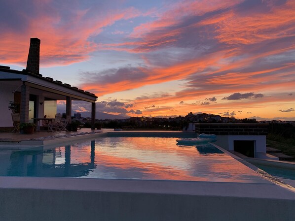 Outdoor pool - Idyllic Villa, with Infinity Pool, 4 air conditioned bedrooms & stunning views. (Torino di Sangro)