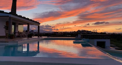 Idyllinen 3 makuuhuoneen moderni huvila, jossa Infinity Pool ja upeat näkymät