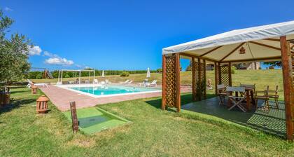 Villa avec piscine privée, vélos à 2km de ville. Endroit calme et belle vue!