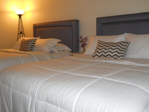 3 chambres, coffres-forts dans les chambres, fer et planche à repasser