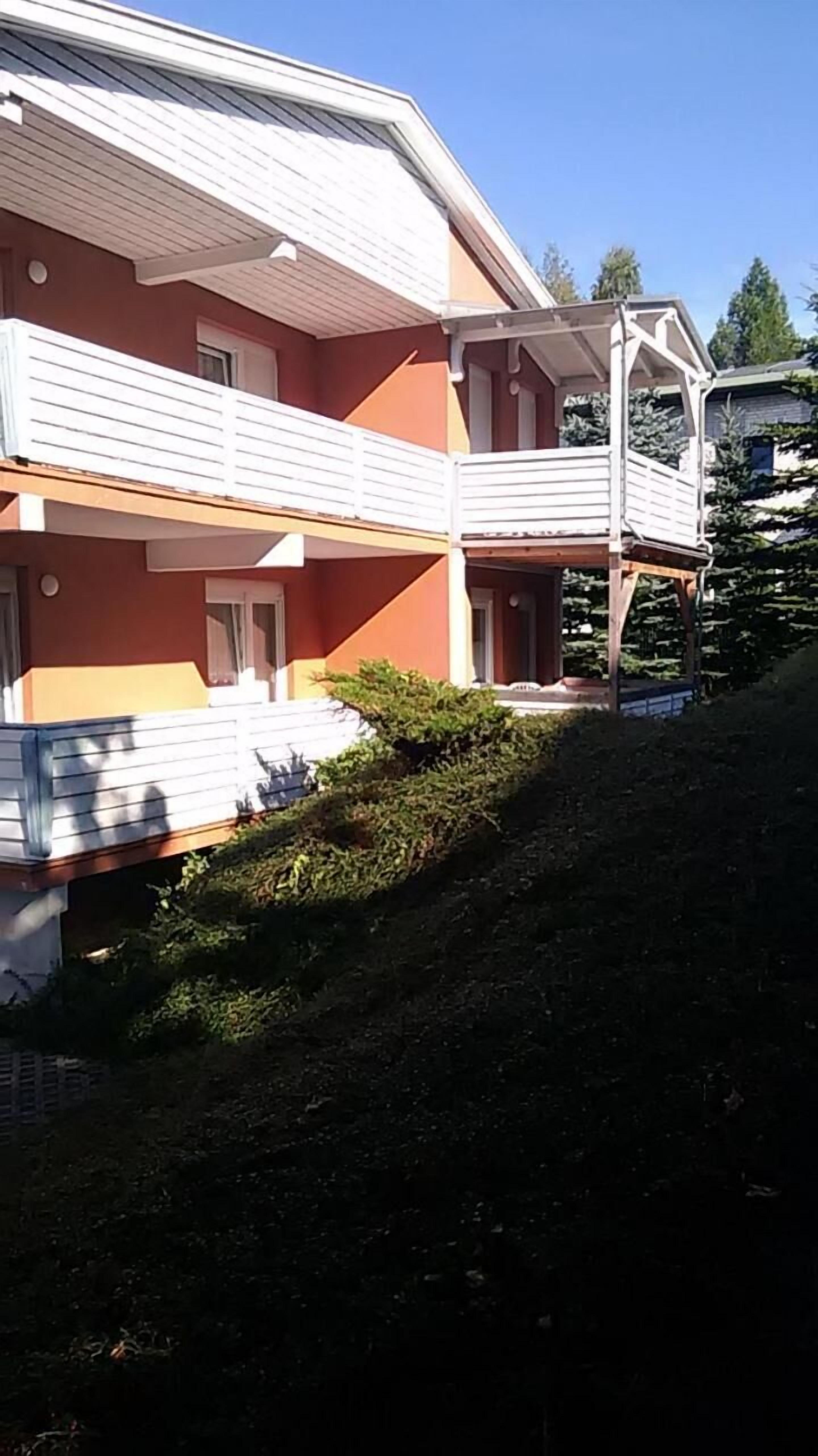 Um edifício de dois andares com uma varanda no andar superior.