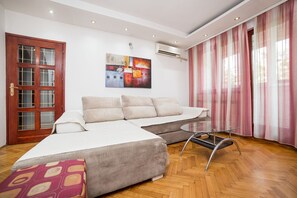 Appartement, 2 chambres | Salle de séjour | Téléviseur à écran plat