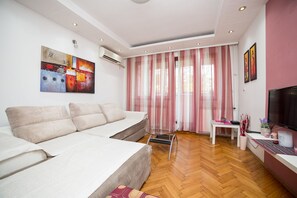 Appartamento, 2 camere da letto | Area soggiorno | TV a schermo piatto