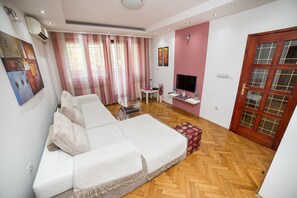 Appartement, 2 chambres | Salle de séjour | Téléviseur à écran plat