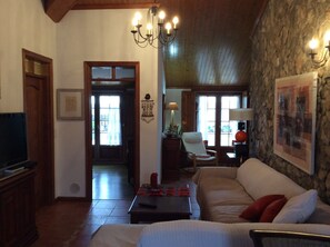 Smart-TV, Kamin, Bücher, Stereoanlage