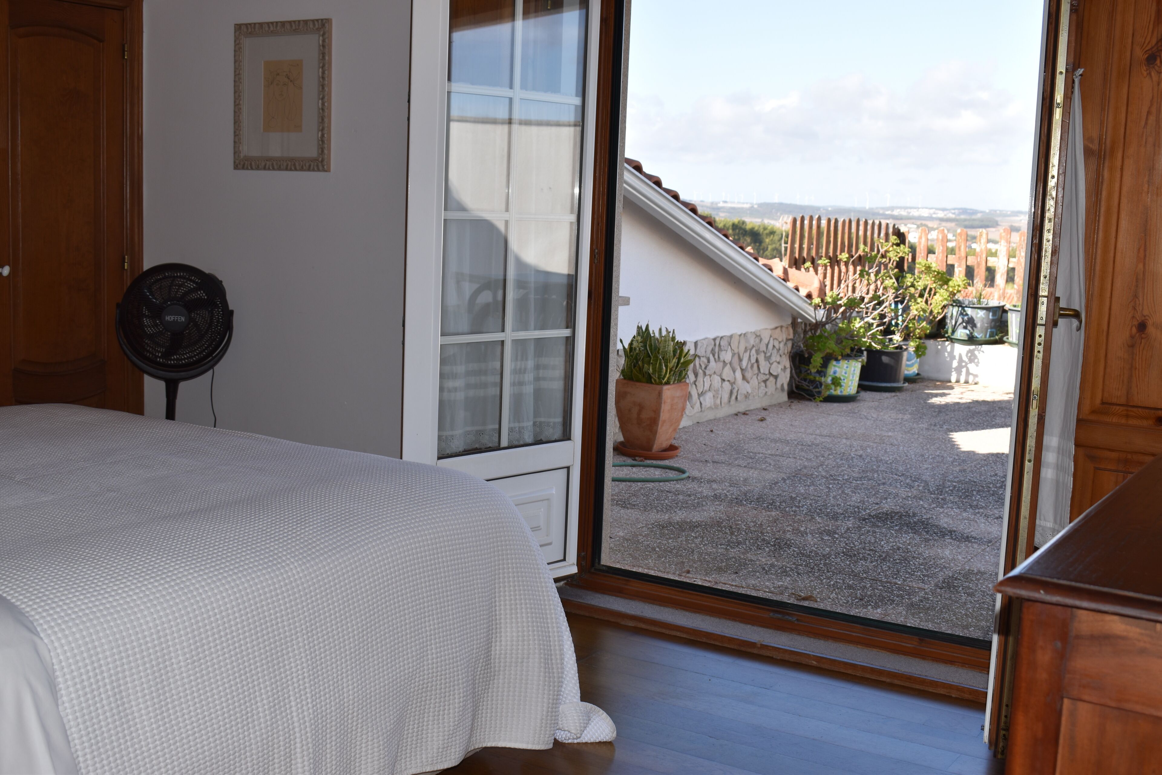 3 chambres, bureau, chambres insonorisées, fer et planche à repasser