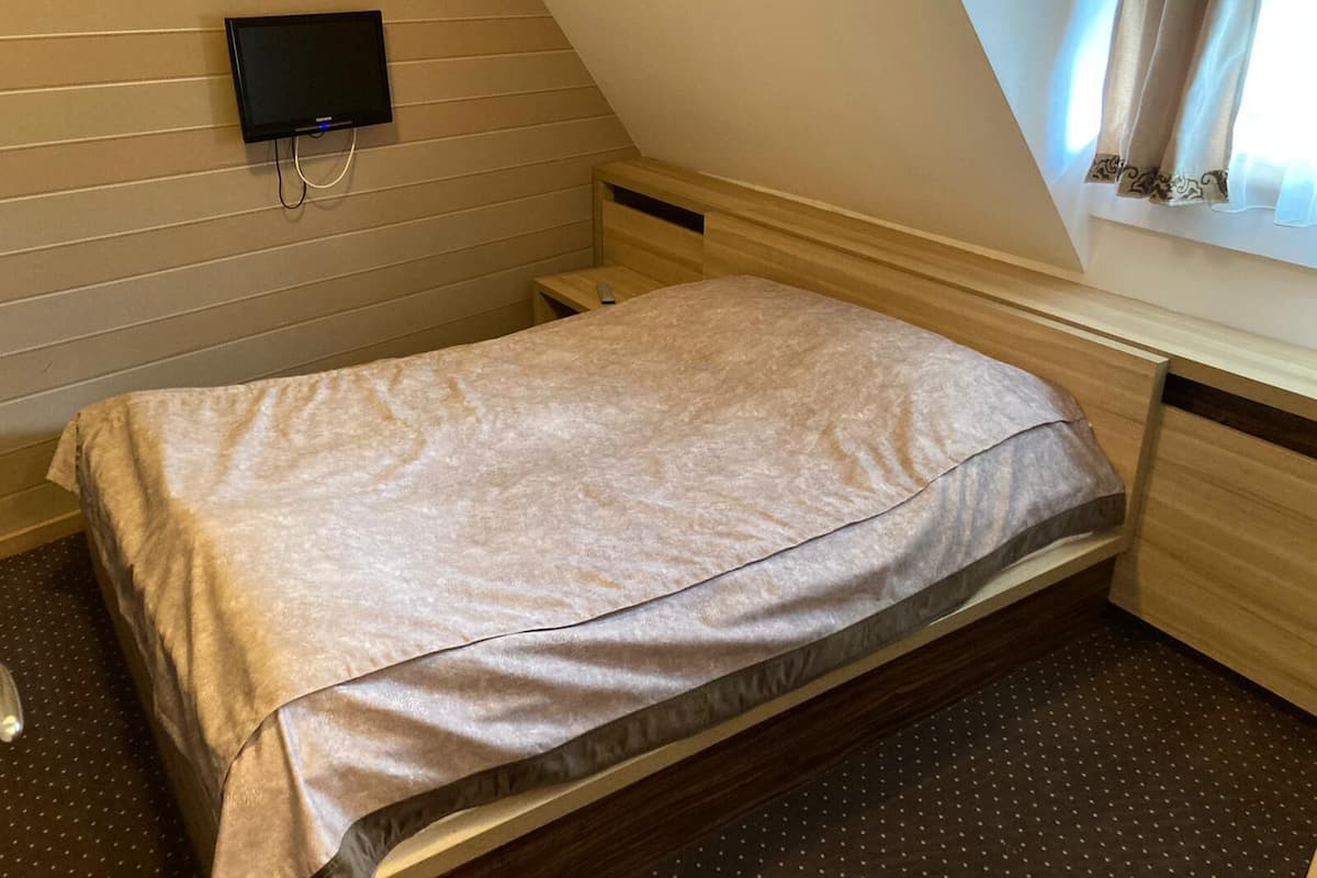 Tabla de planchar con plancha, wifi gratis y ropa de cama