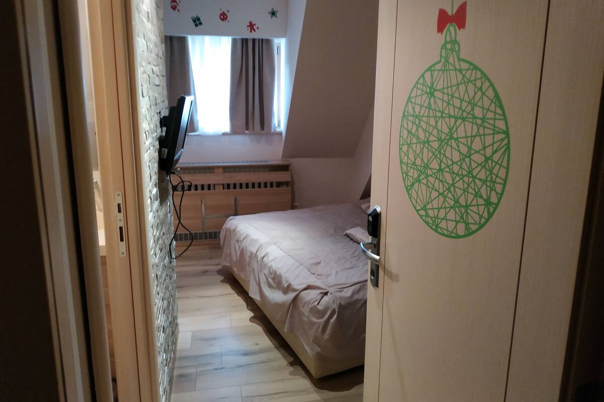 Tabla de planchar con plancha, wifi gratis y ropa de cama