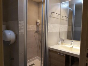 Studiolejlighed | Badeværelse | Bruser, gratis toiletartikler, hårtørrer, håndklæder