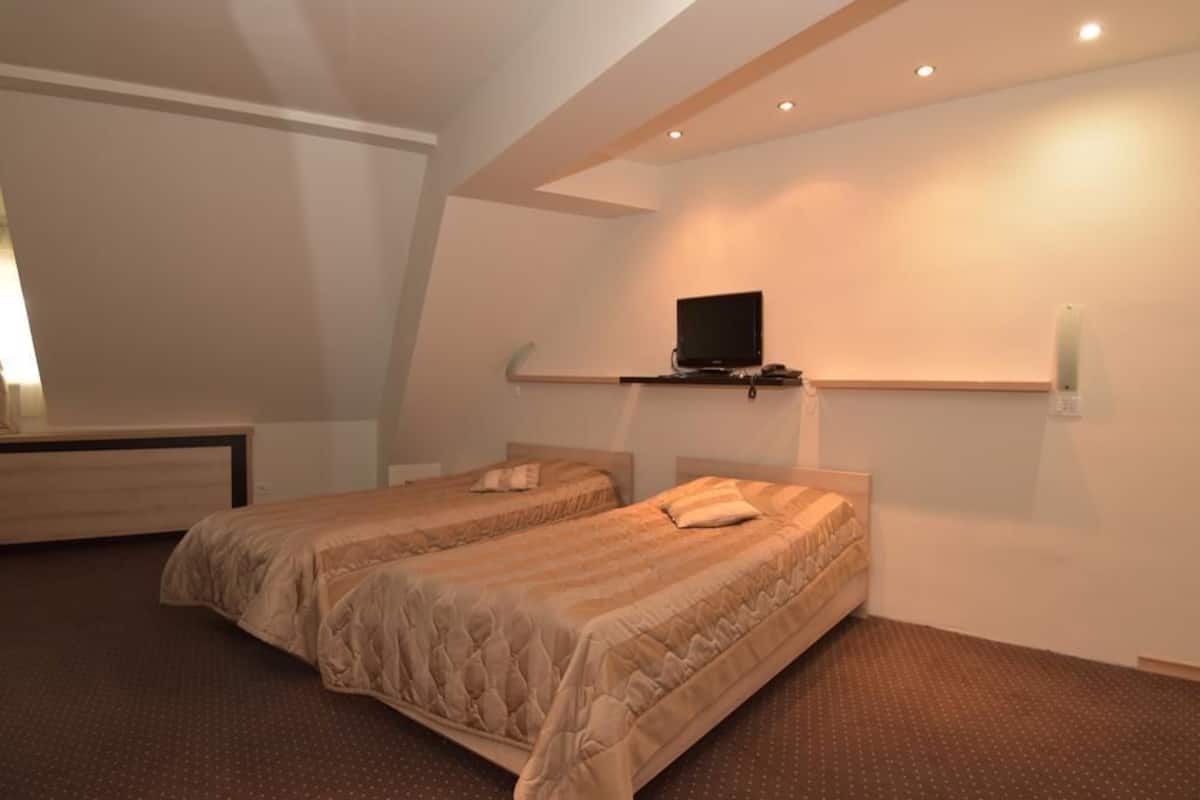 Tabla de planchar con plancha, wifi gratis y ropa de cama