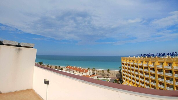 Un hôtel avec vue sur la plage et l’océan.