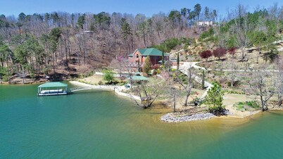 "JUST STEPS TO THE WATER" PRIVATE 2 BR 2 BATH APARTMENT ON 5 POINTS COVE