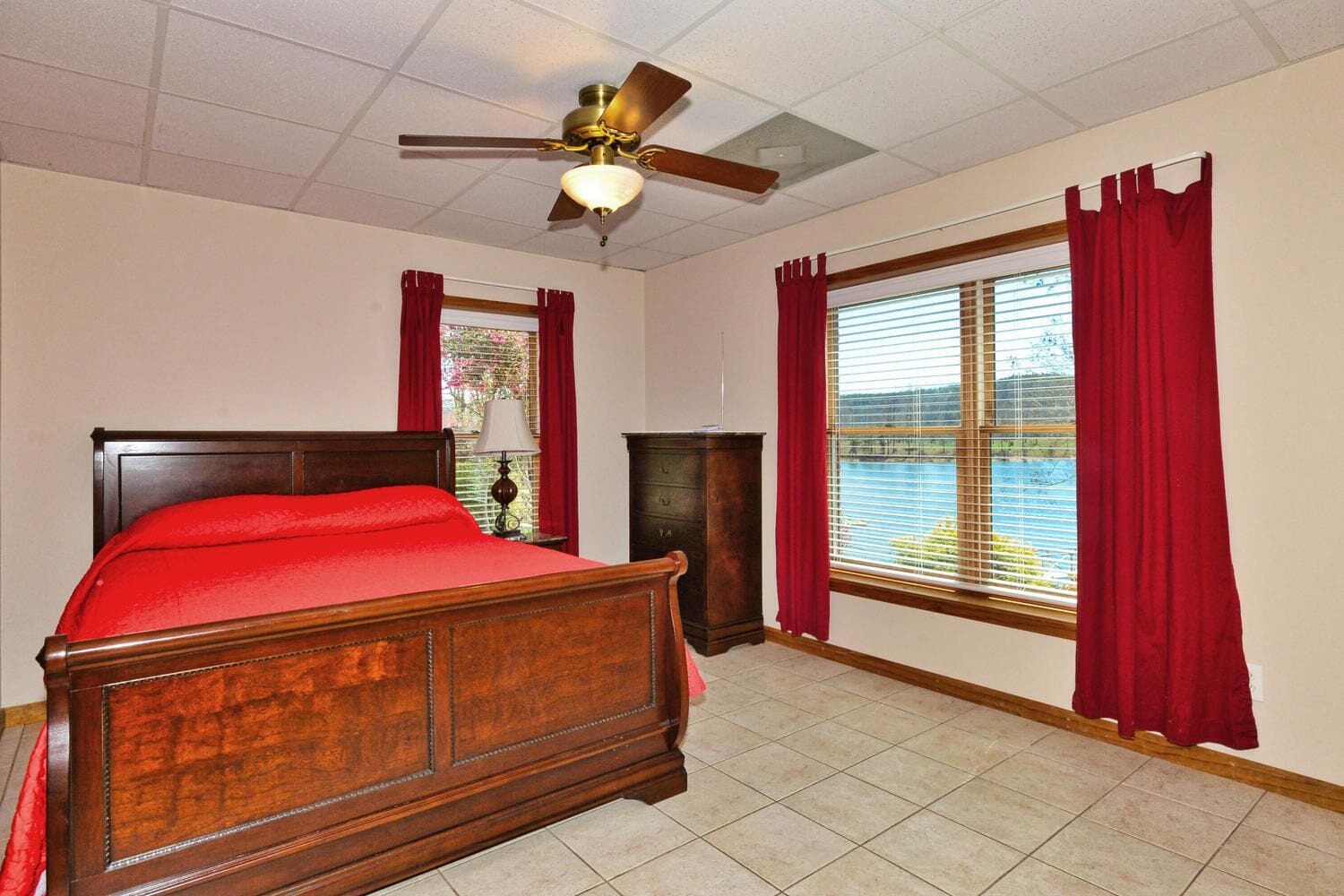 "JUST STEPS TO THE WATER" PRIVATE 2 BR 2 BATH APARTMENT ON 5 POINTS  COVE
