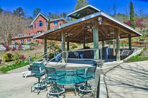 Outdoor dining - "JUST STEPS TO THE WATER" PRIVATE 2 BR 2 BATH APARTMENT ON 5 POINTS  COVE (Crane Hill)