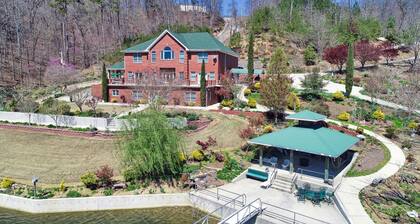 "JUST STEPS TO THE WATER" PRIVATE 2 BR 2 BATH APARTMENT ON 5 POINTS COVE