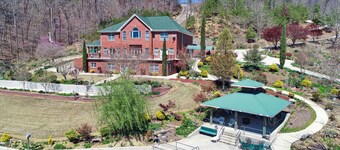 "JUST STEPS TO THE WATER" PRIVATE 2 BR 2 BATH APARTMENT ON 5 POINTS COVE