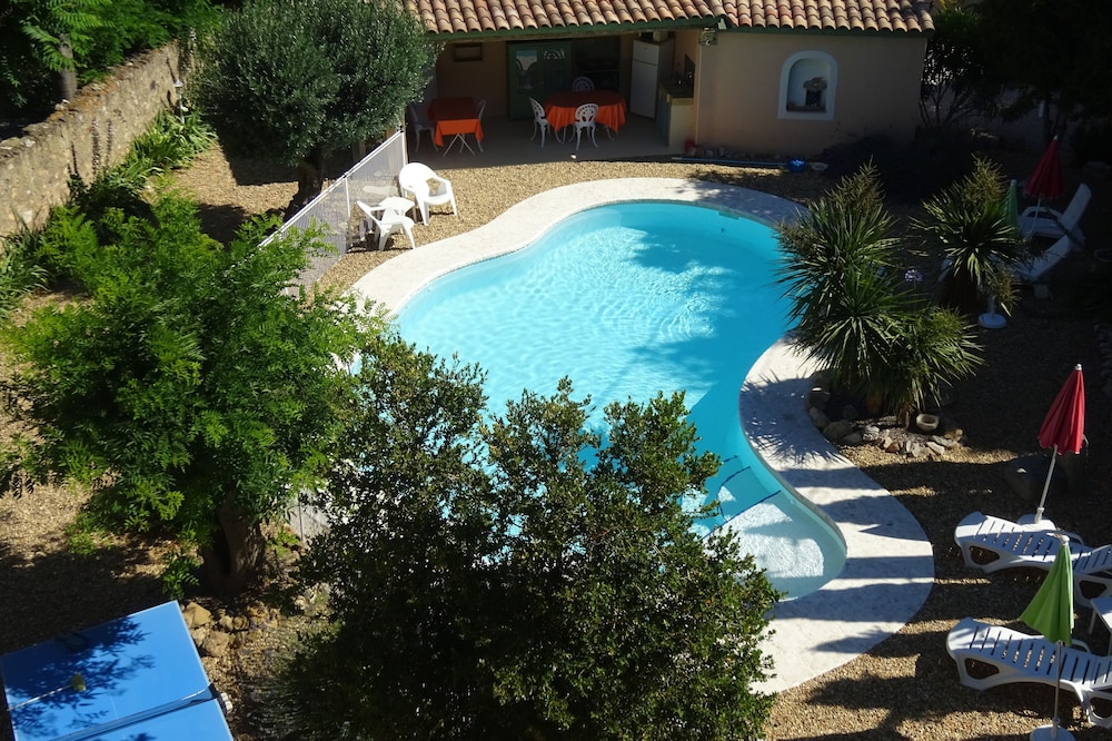 Apartment in old mansion with swimming pool, parking, beaches 8 km