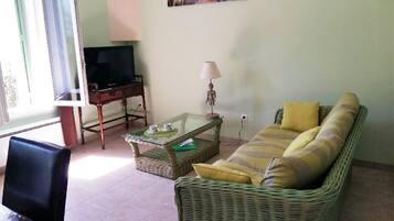 Televisie, een tafeltennistafel en boeken