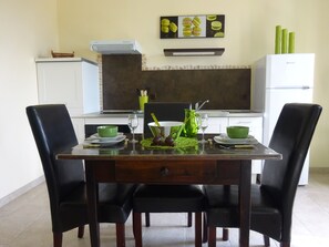 Fridge, microwave, oven, stovetop - CHARMING GUEST GARDEN TERRACE SWIMMING POOL, FREE PARKING AND WIFI, BEACHES 8 Km away  (Pomérols)