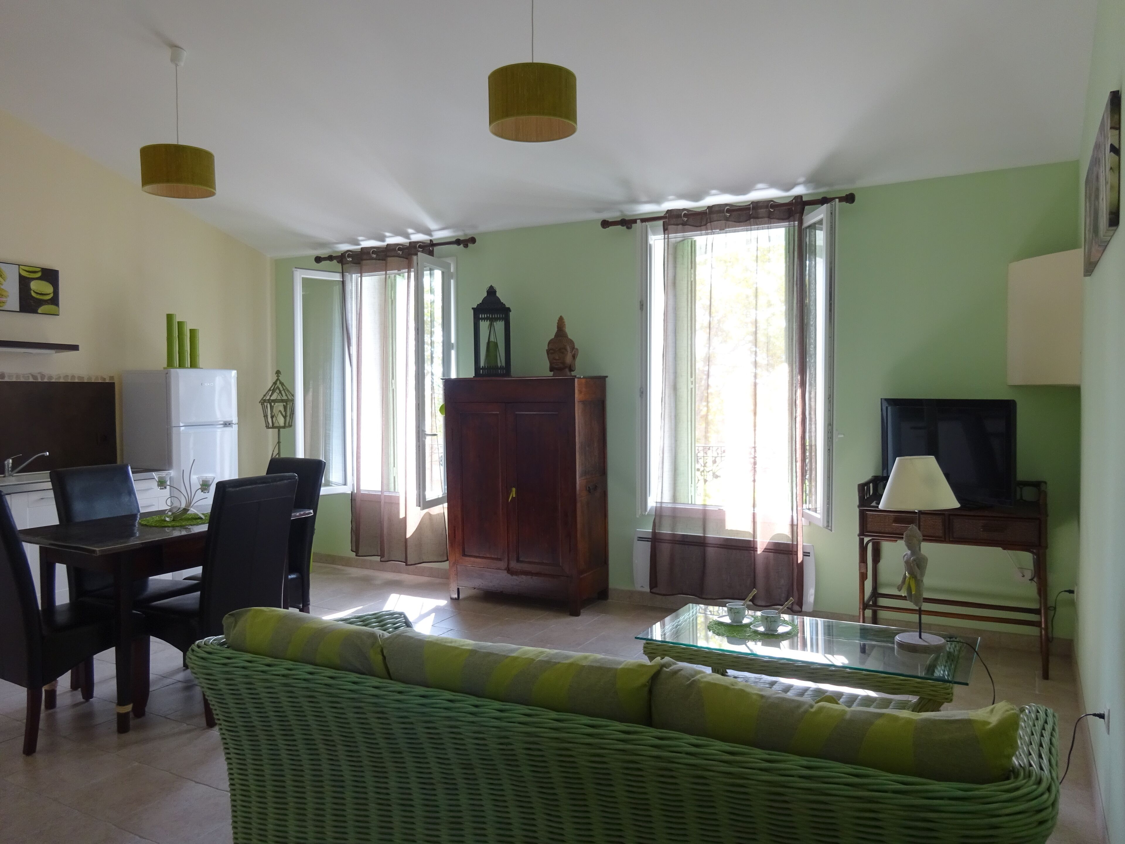 Télévision, table de tennis de table, livres