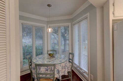 ILMAINEN rantatuoleja ja sateenvarjo oleskelun aikana!