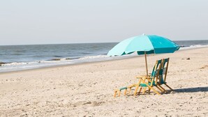 På stranden, solsenger og strandhåndklær